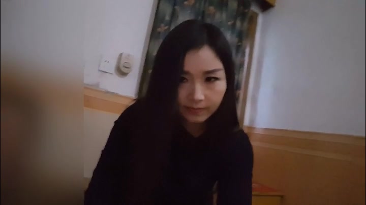 半夜小旅馆嫖妓颜值不错的气质小姐一边看着手机AV一边草她发出了奇怪的声音