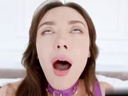 紧屄凯瑟琳 奈特掠夺她的大鸡巴泳池男孩