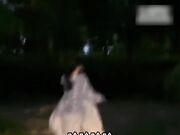 九儿夜晚7点露出 内裤挂树上送有缘人 马路边尿尿