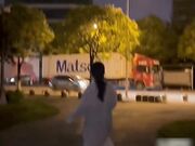 九儿夜晚7点露出 内裤挂树上送有缘人 马路边尿尿
