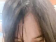 美女主播被男友按著頭深喉騎上肉棒狂搖騷叫不斷受不了