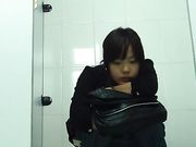 商场厕拍大眼萌妹一脸心事