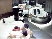 酒店偷拍娇小短发美女被男友压着操干出白浆