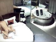 酒店偷拍娇小短发美女被男友压着操干出白浆